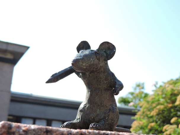 Statue of library mouse in Helsinki - 写真・画像