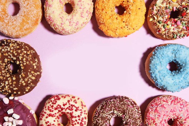 geassorteerde donuts met chocolade frosted, roze geglazuurd en bestrooi - Foto, afbeelding