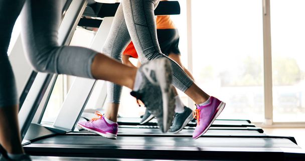 Картина людей, які проходять кардіологічні тренування на біговій доріжці в спортзалі
 - Фото, зображення