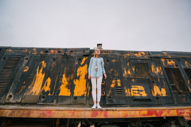 Genç kadın atılmış paslı tren araba arka planı - Fotoğraf, Görsel