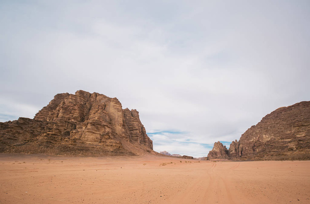 Hegyek, a Wadi Rum-sivatagi. Jordánia - Fotó, kép