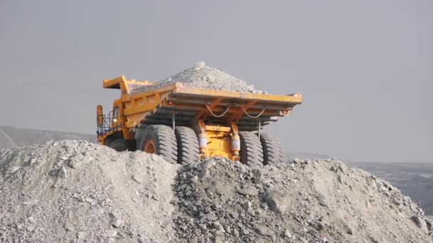 Un camion minier lourd décharge le minerai dans une carrière. Industrie minière
. - Séquence, vidéo