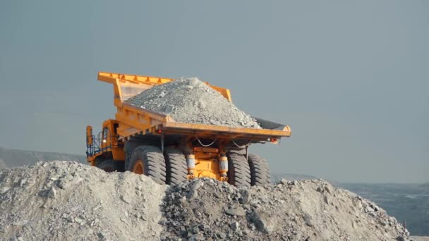 Un camión minero pesado descarga el mineral en una cantera. Industria minera
. - Imágenes, Vídeo