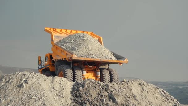 Un camión minero pesado descarga el mineral en una cantera. Industria minera
. - Metraje, vídeo