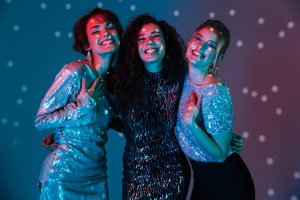 Nahaufnahme von drei lächelnden Frauen - Foto, Bild