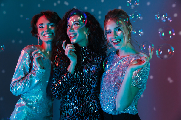 Drie vrolijke mooie vrouwen dragen van lichte kleding - Foto, afbeelding