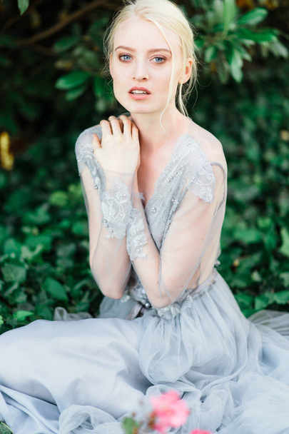 Stunning bride portrait in beautiful blue wedding dress on natural background. - Fotoğraf, Görsel