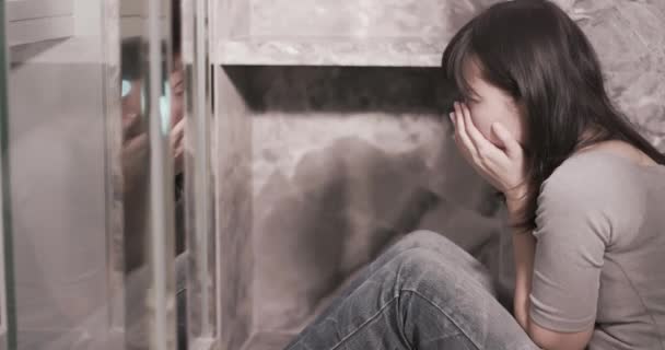 женщина чувствует депрессию в углу
 - Кадры, видео