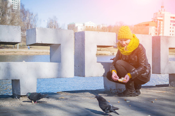 Young woman feed pigeons - Fotografie, Obrázek