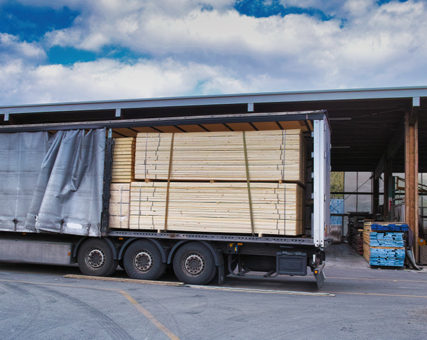 detalhe de uma carga de caminhão de madeira
 - Foto, Imagem