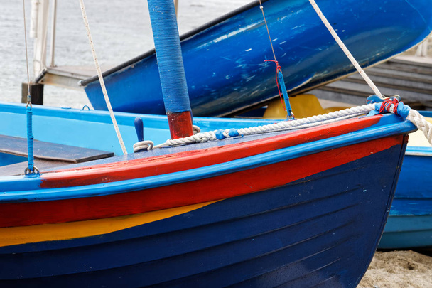 barco en la silenciosa bahía de sestri levante
 - Foto, Imagen