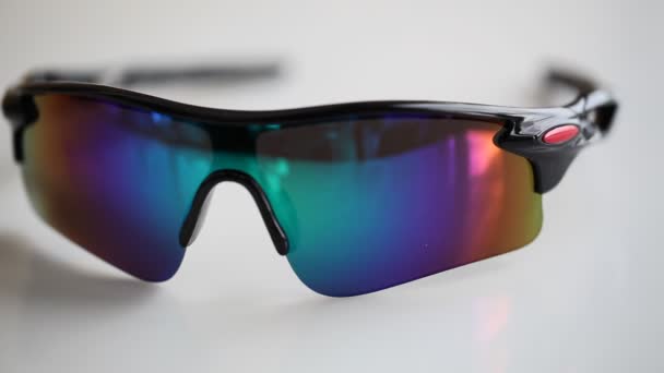 Módní sportovní sluneční brýle s plastovým rámečkem - Záběry, video