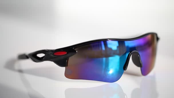 Módní sportovní sluneční brýle s plastovým rámečkem - Záběry, video