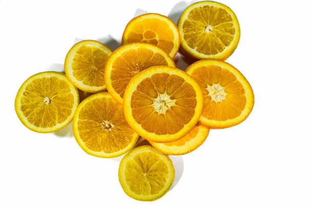 Szeletelt narancs szelet, halmozott elszigetelt fehér background - Fotó, kép