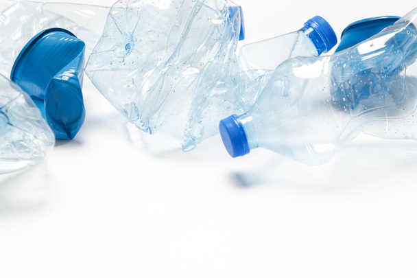 Tazas y botellas de plástico vacías arrugadas de un solo uso, plano de estudio
. - Foto, Imagen