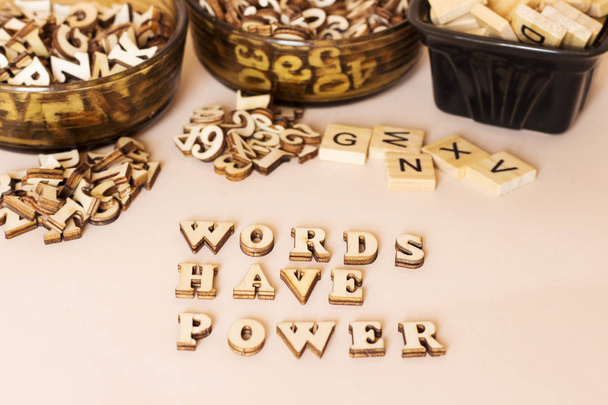 de houten brieven die woorden vormen hebben machts tekst  - Foto, afbeelding