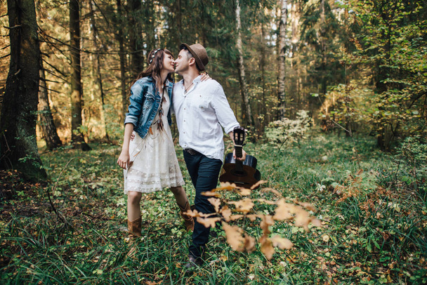 Love story of beautiful young couple at nature - Fotoğraf, Görsel