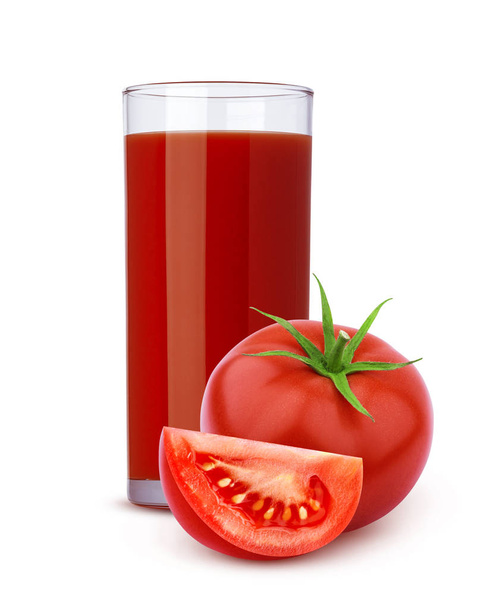 Verre de jus de tomate et tomates coupées isolé sur fond blanc
 - Photo, image