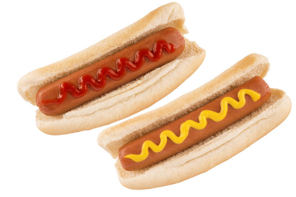 Primer plano en dúo de hot dogs con ketchup y mostaza en la parte superior, aislados sobre fondo blanco. Corta.
. - Foto, imagen