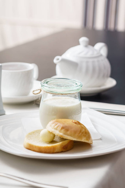 breakfast with organic yogurt and fresh bun - Foto, afbeelding