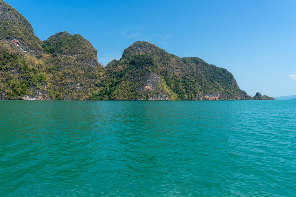 Красивий краєвид в Таїланді з моря і гірські породи - Фото, зображення