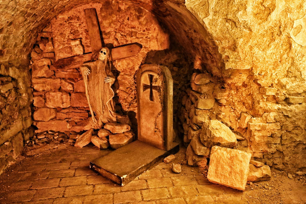 Аранжування могили з фігурою привида в підвалі
 - Фото, зображення