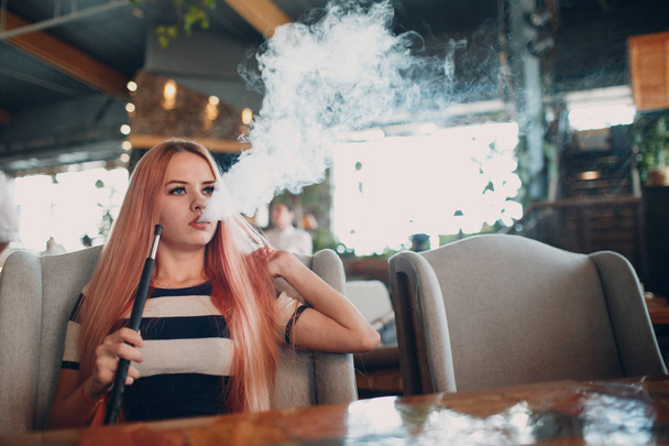Jovem bela fêmea fumando narguilé. Conceito de cachimbo de fumo shisha
. - Foto, Imagem