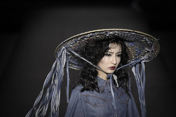 Model wyświetla nowe stworzenie na pokaz mody Cotton USA przez Chen Wen podczas China Fashion Week jesień/zima 2019 w Pekinie, Chiny, 29 marca 2019.  - Zdjęcie, obraz