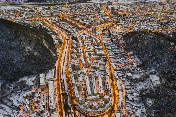 街と夕暮れの背後にある山の空中写真 - 写真・画像