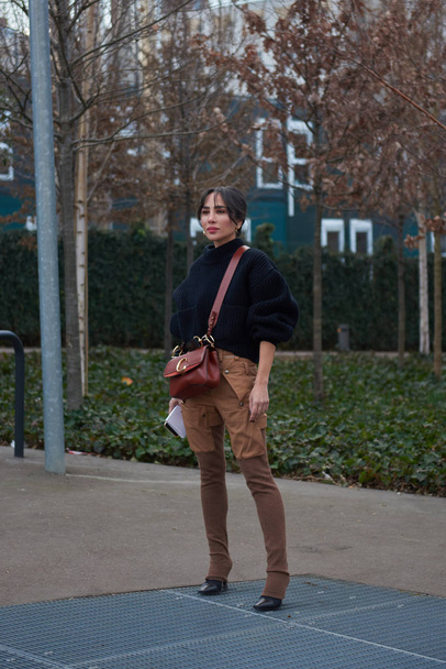 Una mujer de moda posa para fotos callejeras durante la Semana de la Moda de París Ropa de mujer Otoño / Invierno 2019 / 2020 broche de presión en la calle en París, Francia, 28 de febrero de 2019
.  - Foto, Imagen