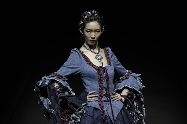 Een model toont een nieuwe creatie op de modeshow van katoen USA door Chen Wen tijdens de China Fashion week Fall/Winter 2019 in Beijing, China, 29 maart 2019.  - Foto, afbeelding