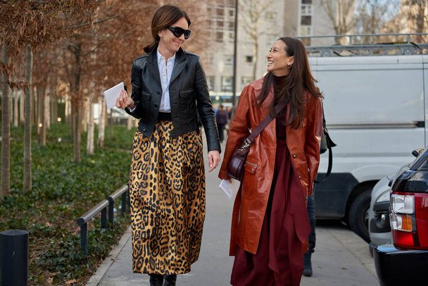 Popüler bir kadın Paris moda haftası Womenswear Güz/Kış 2019/2020 Paris, Fransa, 28 Şubat 2019 sokak Snap sırasında sokak enstantane için pozlar.  - Fotoğraf, Görsel