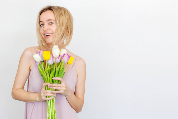 Woman 35 years old with a bouquet of flowers - Foto, immagini