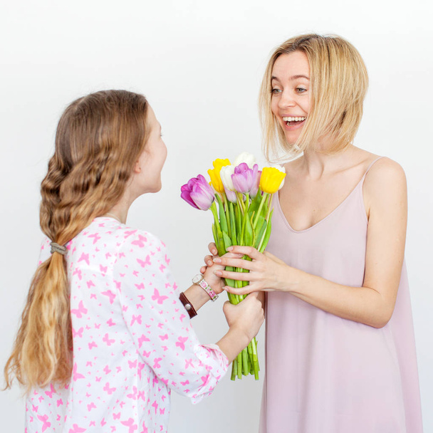 Daughter give mom flowers - Foto, afbeelding