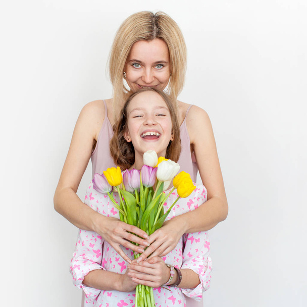 Tochter schenkt Mama Blumen - Foto, Bild