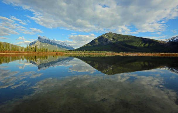 Mt Rundle and Sulphur Mountain - Vermilion Lake, Национальный парк Банф, Альберта, Канада
 - Фото, изображение