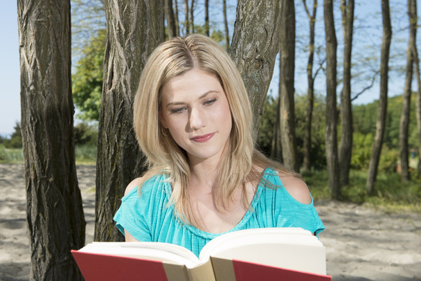 Žena čte knihu - Fotografie, Obrázek