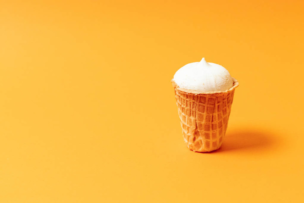gelato morbido o crema pasticcera surgelata in cono isolato su fondo arancione
 - Foto, immagini