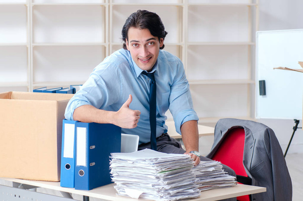 Jeune homme employé avec des boîtes dans le bureau
  - Photo, image
