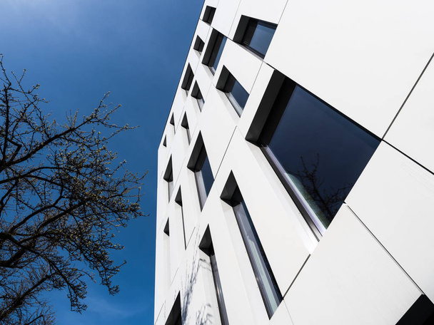 Detail van lineaire moderne architectuur, wit met blauwe lucht - Foto, afbeelding