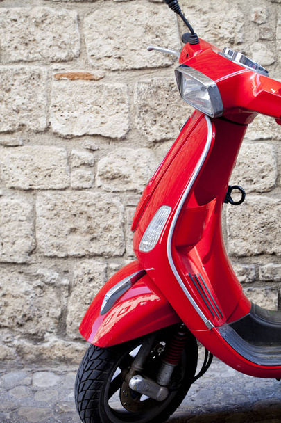 Рим, Италия - 31 марта 2019 года: Красный скутер Веспа припаркован на старой улице
 - Фото, изображение