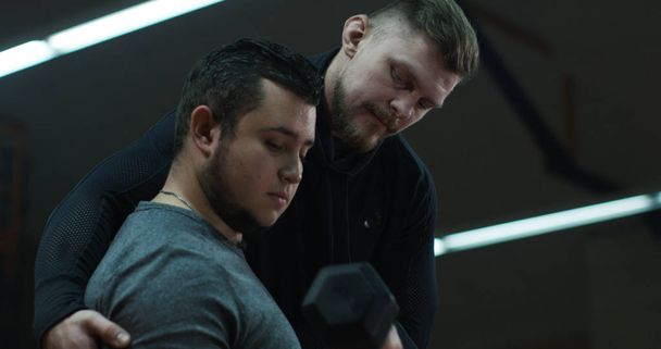 Trainer yelling at weightlifting young man - Valokuva, kuva