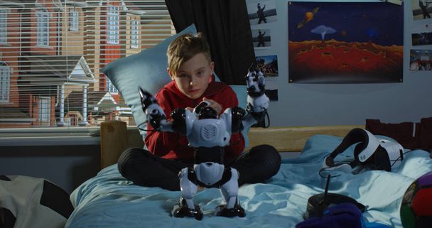 Хлопчик грає з іграшковим роботом
 - Фото, зображення