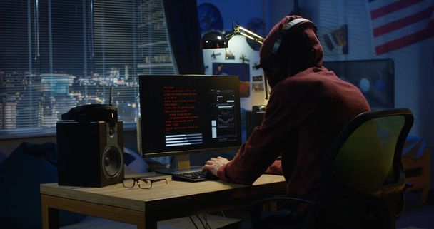 Programmer coding at night - Valokuva, kuva