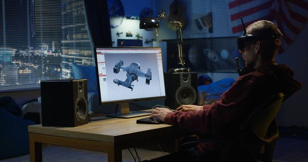 Homme concevant un avion sur un ordinateur
 - Photo, image
