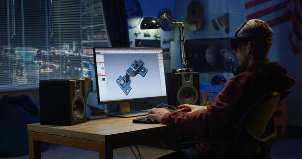 Man ontwerpen van scharnier op een computer - Foto, afbeelding