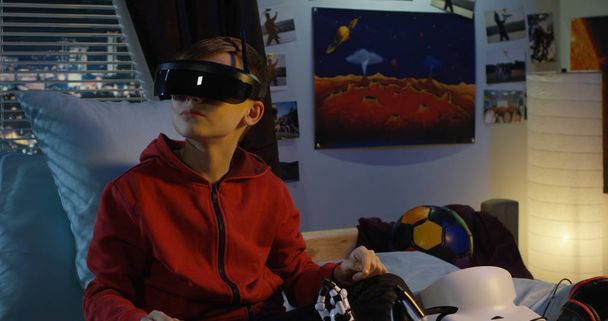 Boy doma pomocí soupravu pro virtuální realitu - Fotografie, Obrázek