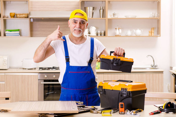 Entrepreneur âgé réparateur travaillant dans la cuisine  - Photo, image