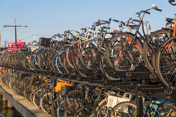 Типовий велосипед парковка в Амстердамі, Нідерланди - Фото, зображення