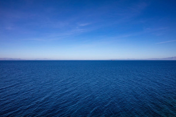 Ελλάδα. Αιγαίο Πέλαγος. Μπλε του ουρανού και η ήρεμη θάλασσα νερό υφή φόντου - Φωτογραφία, εικόνα
